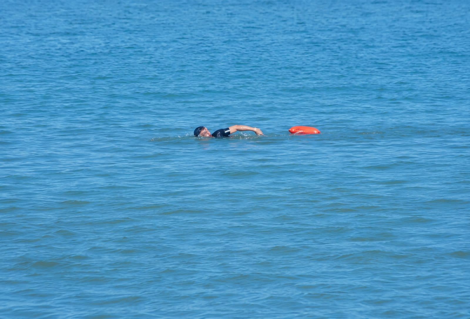Nadador entrenando en aguas abiertas